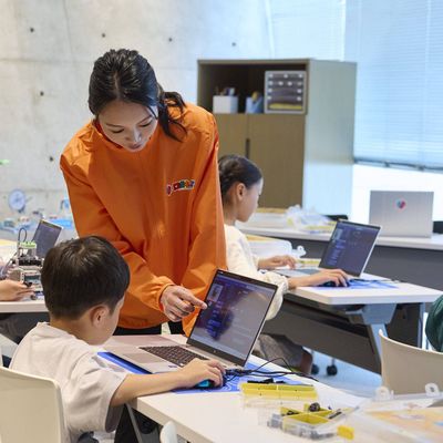 間違っていても大丈夫。どうすれば思った通りに動くか講師といっしょに頑張ろう。