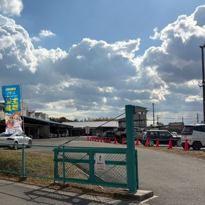 三洋堂書店(香芝店)南側からも出入りすることができ、お客様駐車場があります。