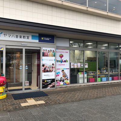 【プログラボ松井山手】教室はヤマハ音楽教室が入ったフレスト松井山手店駅前棟の1F路面です。