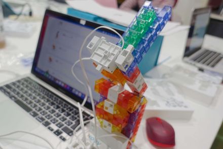 パーツの組み立てからプログラミングまで学べる「ロボットコース」