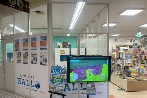 エスカレーター、又はエレベータで7階まで上がって頂いて直ぐ、書店の中に教室が御座います。