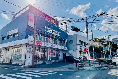 「福祉会館前」交差点すぐそばです。ソフトバンクさんの隣です。