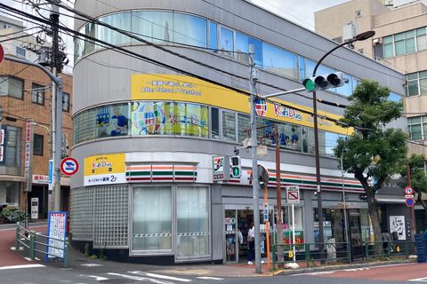 JR大森駅西口を出ると池上通りがあります。 池上通りを左（蒲田方面）に3分程歩くと右手にセブンイレブンがあり2階にあります！
