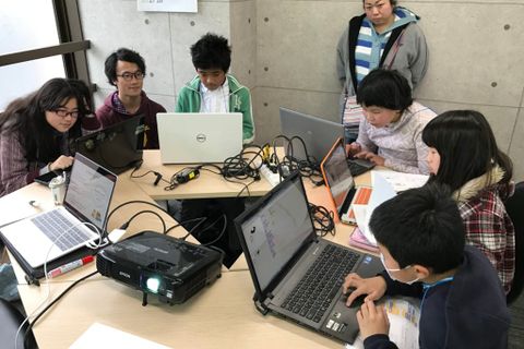 過去に実施したプログラミング体験会の様子です。
