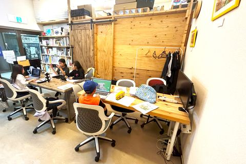 鷺沼校レッスン風景。みんな集中してマイクラでプログラミングに取り組んでいますね！