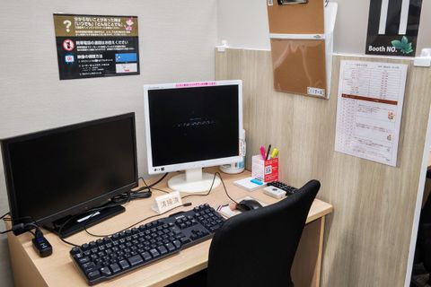 レッスン席は全部で12席あります。すべての席にパソコン完備！