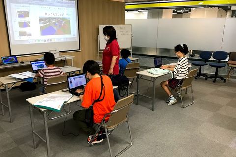 キッズプログラミングスクール8x9ATC校　レッスン風景2