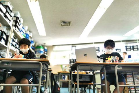 アットホームな雰囲気でみんなが毎日夢中になってロボット制作に取り組んでおり、現在は年長さんから高校生まで170名が通っております。