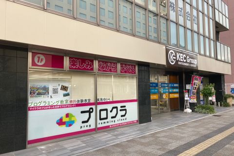 近鉄八木駅から徒歩2分のところにあります。