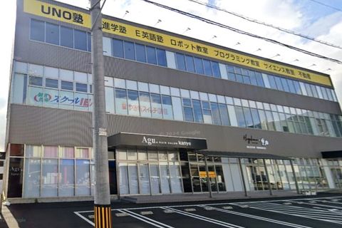 県道2号線沿い、バス停「保健センター前」すぐ。