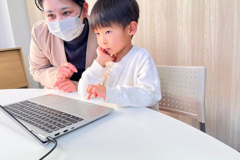 先生と少しずつ勉強中！飽きずに集中して勉強できます！