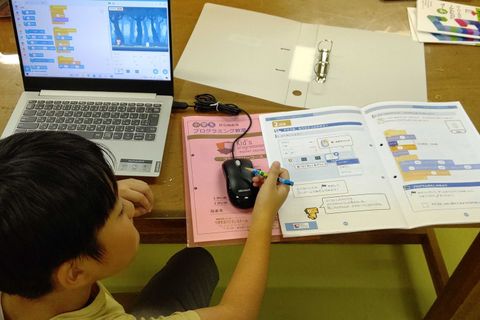 【プライマリーコース】小学校低学年からはじめられる、入門編のクラスです。PCを使うだけなく、ときには鉛筆を手にアイデアを広げることも。楽しみながらプログラミングに親しむことができます（橋本教室）