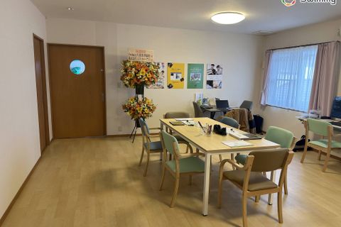 広々とした空間で、木のぬくもりを感じるデスクとカラフルな椅子が並ぶ、清潔感あふれる教室です。