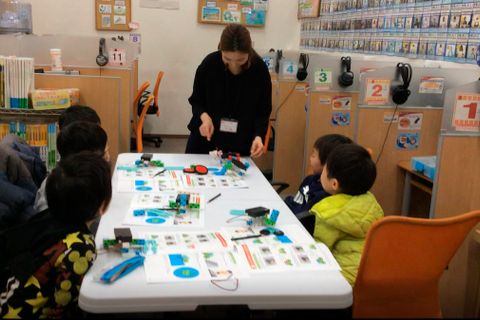 パズルとロボットのレッスンは友達同士で楽しく学びます。
