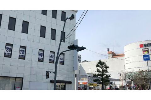 個別指導Axis道ノ尾校です。西友さんの隣のビルにあります。