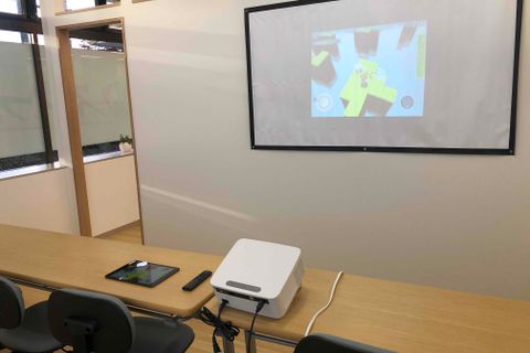 プロジェクターも使用して授業を行っています。