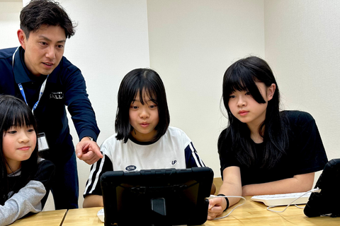 3人のお子様に対してコーチが1名のクラスレッスンです。
