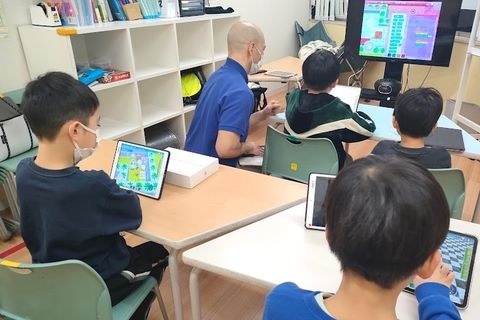 はげまし、声掛けを大切にしながらコーチが学習をサポートします。越えられる目標設定をコーチと生徒さんで行い越えさせてあげることで自信に繋がります。