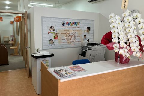 受付でお子さまをお出迎えします！保護者様がお待ちいただけるスペースもございます！