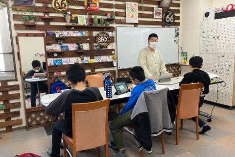 １クラス３人以内とする事で、完全個別指導を実現しました。 授業は、それぞれのお子さまの理解度に応じて進みます。