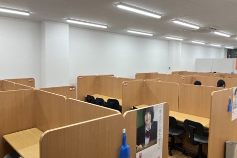 レッスン以外の時間は空いているスペースで自習もできます。