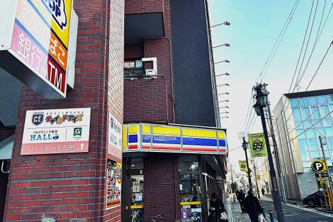 地下鉄南北線　長町駅　北出口　出てすぐ左手のミニストップが一階に入っているビルです。