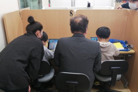 コーチ1名に生徒3名までです。基本は週1のスクーリングと自宅学習の積み重ねになります。