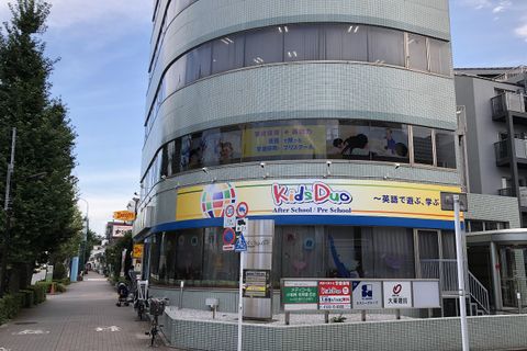 三田線の西台駅からまっすぐ歩いて徒歩6分のエムズスクエアビル2FにKids Duo西台があります