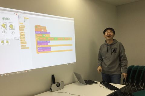 ITの知識と経験を生かした、オリジナルの教材を使います