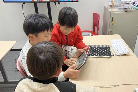 クリエイト作品を見せ合っています
