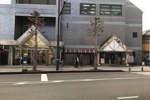 入口は右側をご利用ください。１Fはスーパー、２Fは１００円ショップがあり、お買い物にも便利！駐車場はビル共同の駐車場をご利用ください。