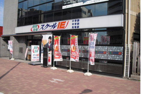 中野区立中野東中学校の建物に向かって左側となります。