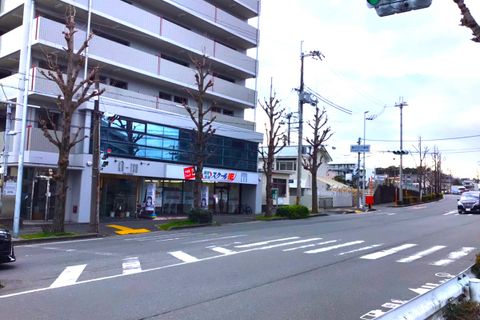 エキスポロード沿いにある茨木警察春日丘交番の隣です。少し進むとスーパーマルヤスがあり、そちらを目印にしてもらうと分かりやすいです！