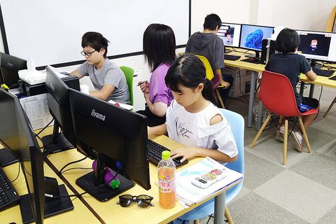 Scratch用6台、Unity用3台、個別ブース4台のPCを設置。全台Windows11＆デュアルディスプレイで快適に学習できます。