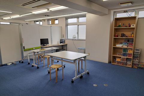 広々としていて解放感があるクラスルームです♪ホワイトボードに図を書いて説明したり、タブレットを使ってプログラミングについて学んだり・・・色々なことを実践しています！