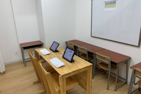 お教室は広い空間をご用意しています。小さいお子様には小さいお机と椅子をご用意。