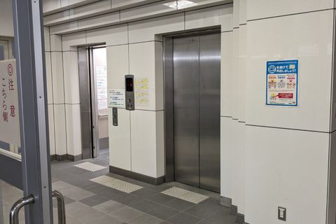 プログラミング教育「HALLO」あいコムこうか土山校へと向かうエレベーターです。通常のものとバリアフリー対応の広いエレベーターの2基が設置されています。