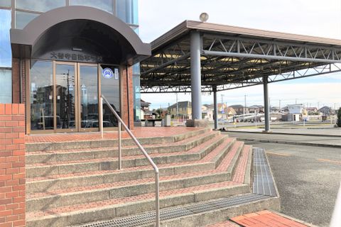 階段を上ってすぐに建物入り口があります。