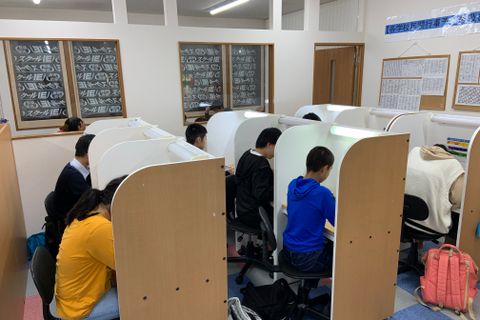 個別ブースで仕切られた空間で学習できる環境です。