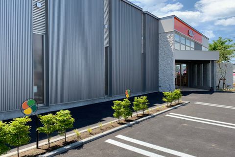本校はauショップ東光の中に併設されています。