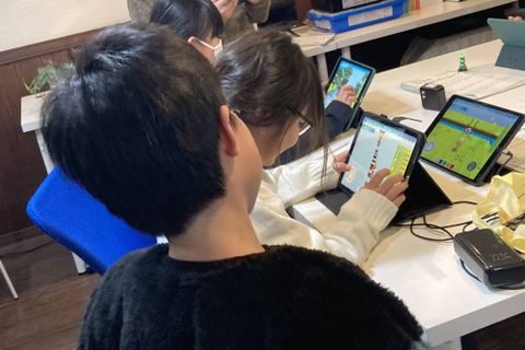 友だちと教え合ったり、お互いの作品で遊んだり