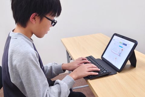 Bさんのレッスンの様子です。キーボードでタイピングの練習を行っています。 お手本通りにキーボードを打てていますね！