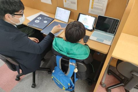 授業の最初は、指を慣らすためにタイピングからスタート！