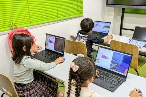 一人一台のパソコンを教室に用意しています。