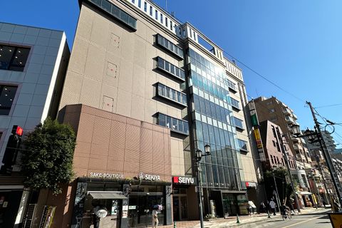 国立駅南口のマクドナルドの隣、2つのSEIYUの看板の間が入り口です。入ってすぐのエレベーターから7階へお上がりください。
