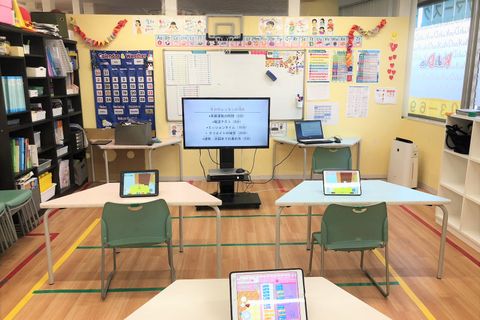 タブレットを使用。ゲーム感覚で本格的なプログラミングの基礎知識を学べるので、初心者でもタッチパネルで簡単に学ぶことができます！