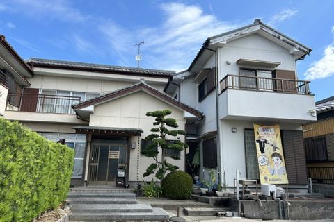 教室は一軒家です。車は5台停められます。