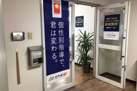 階段を上がった先が玄関です！