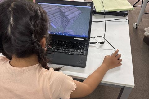 授業の様子（小２マイクラの様子）