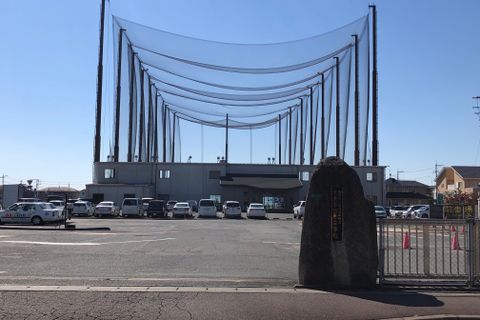 校門前です。向かって右が駐車場、左が校舎です。